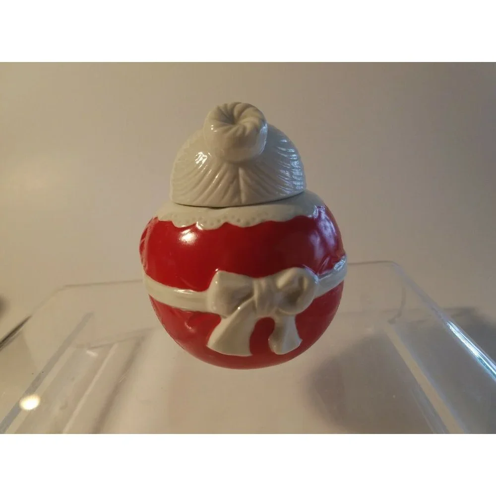 AVON Vintage Santa Claus Creamer and  Mrs. Claus Sugar Bowl w/Lid Set 1983